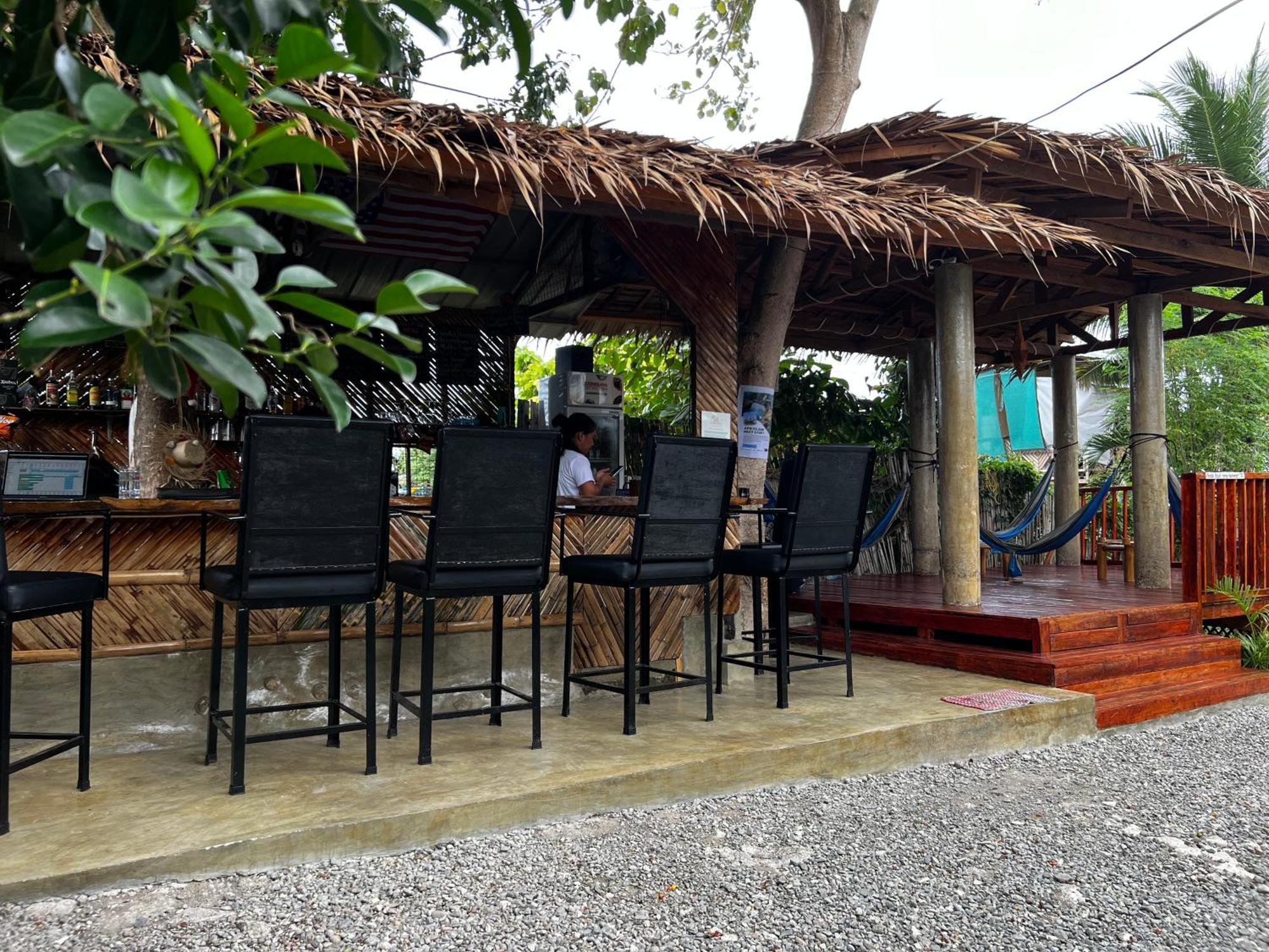 Hostel The Backyard Moalboal