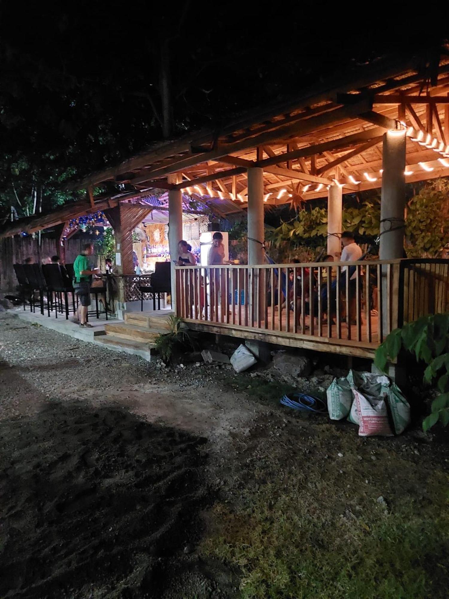Hostel The Backyard Moalboal